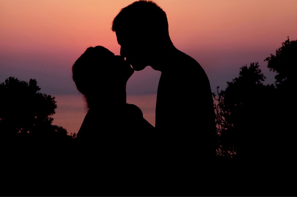 10 Interpretations When You Dream about Someone Kissing You