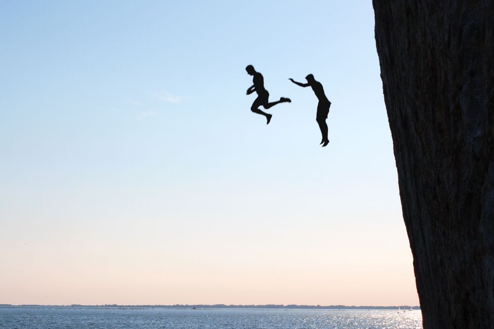 9 Dream of Falling Off A Cliff Meanings